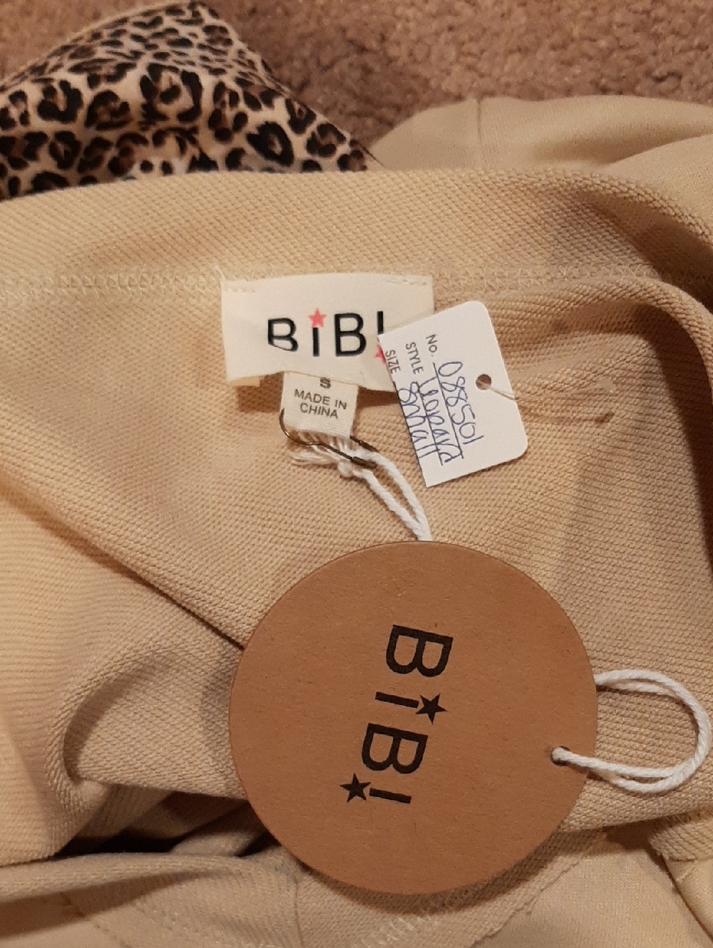 🥀🍋NWT BiBi V-Neck Short-Sleeved Cream and Cheetah Top (S)🥀 - Picture 6 of 7